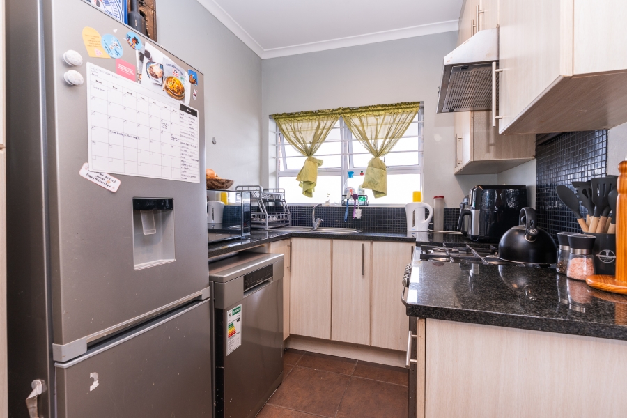 To Let 1 Bedroom Property for Rent in Pinelands Western Cape